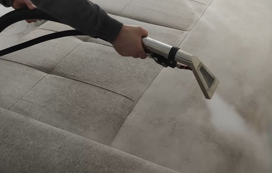 NETTOYAGE CANAPÉ illustration d'une technique de nettoyage et désinfection a la vapeur d'une surface de canapé