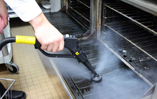 NETTOYAGE ET DÉSINFECTION illustration d'un nettoyage vapeur d'un four encrassé