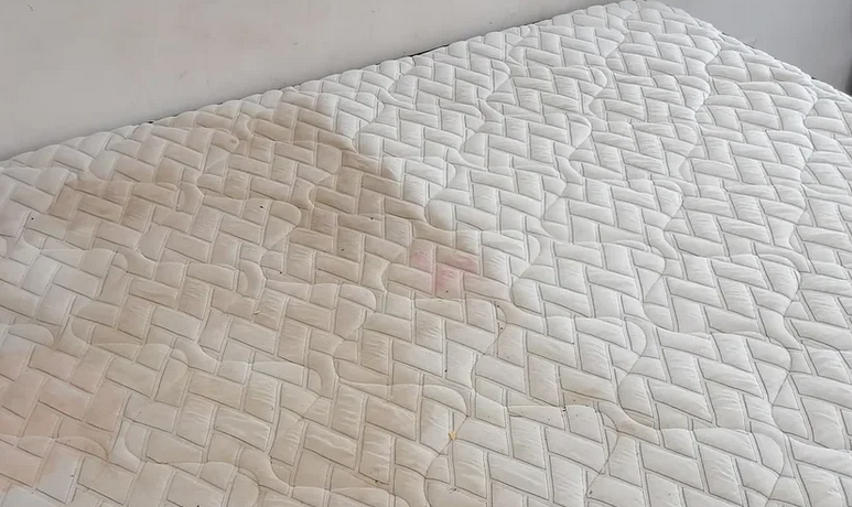 MATELAS illustration d'un nettoyage de moitié a la vapeur sur un matelas