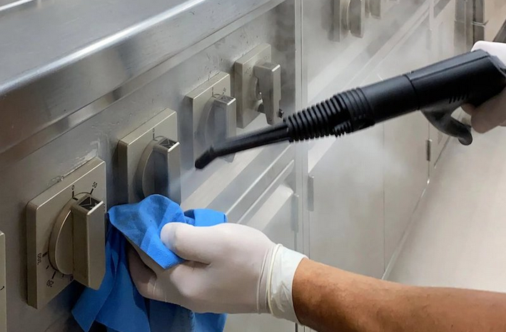 NETTOYAGE ET DÉSINFECTION illustration d'un nettoyage et désinfection d'une cuisinière sale et grâce