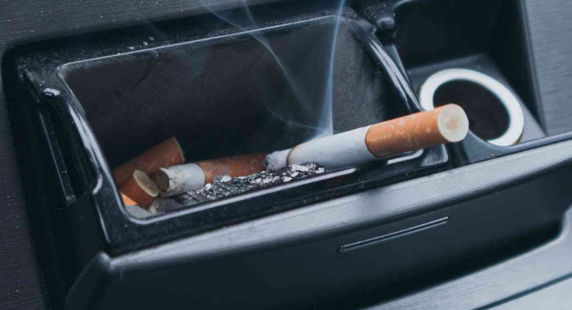 illustration d'un cendrier de voiture qui provoque de mauvaise odeur