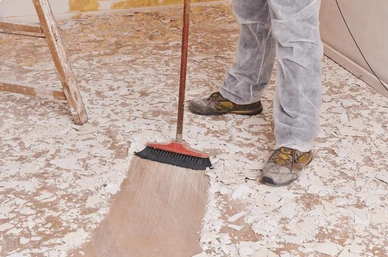 Nettoyage fin de chantier illustration d'un ouvrier qui passe le balaie sur un chantier