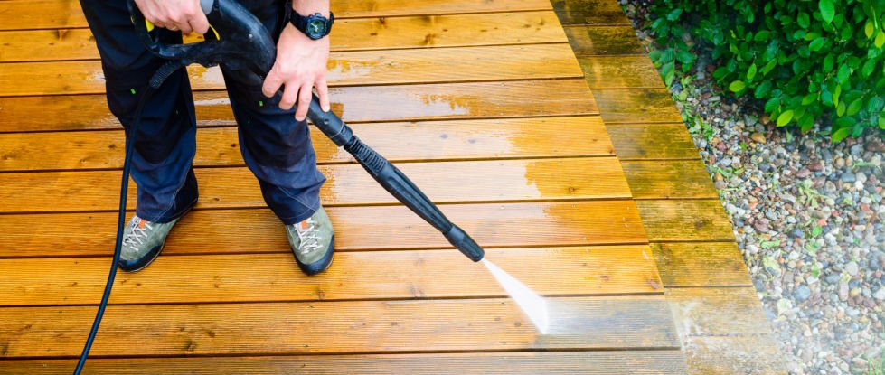 Technicien réalisant un nettoyage professionnel de terrasse à Sannois et ses alentours