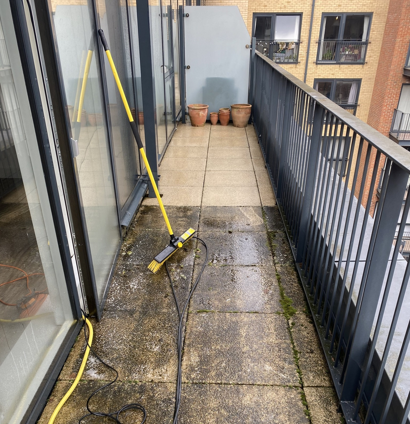 Technicien réalisant le nettoyage de balcon à Sannois et ses alentours